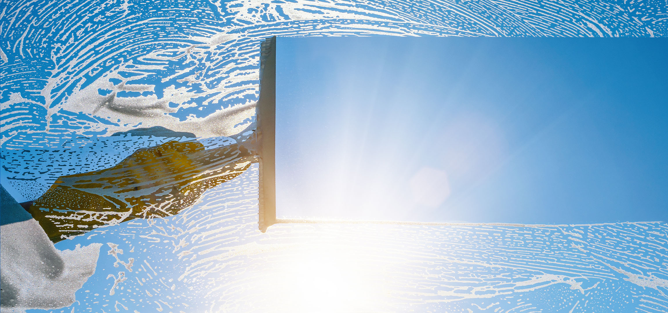 Akende pesemine seebivahuga sinisel taevataustal.