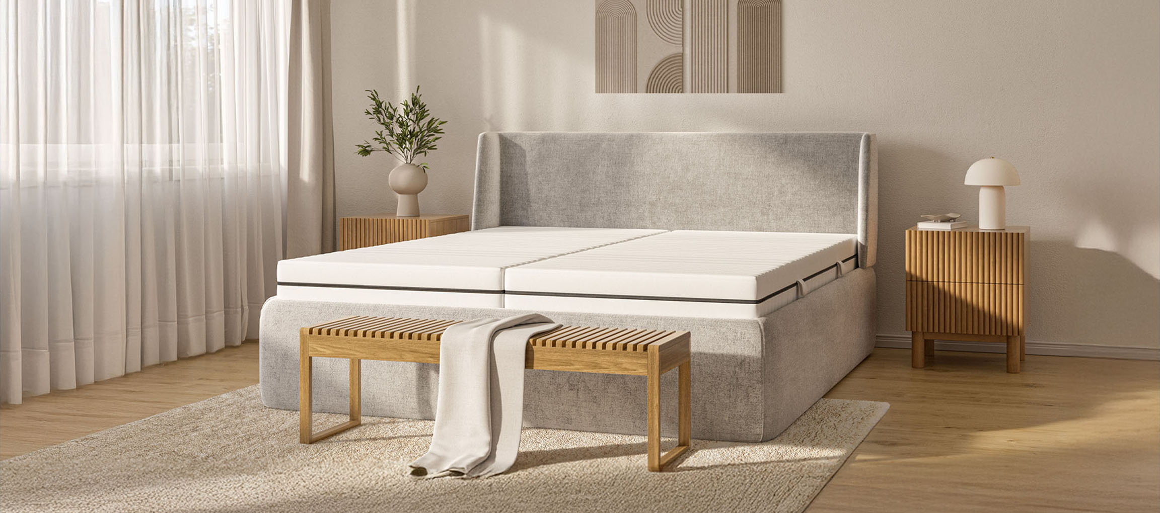 Neutraalsetes toonides magamistuba kontinentaalvoodi, puidust pingi ja öökappidega.