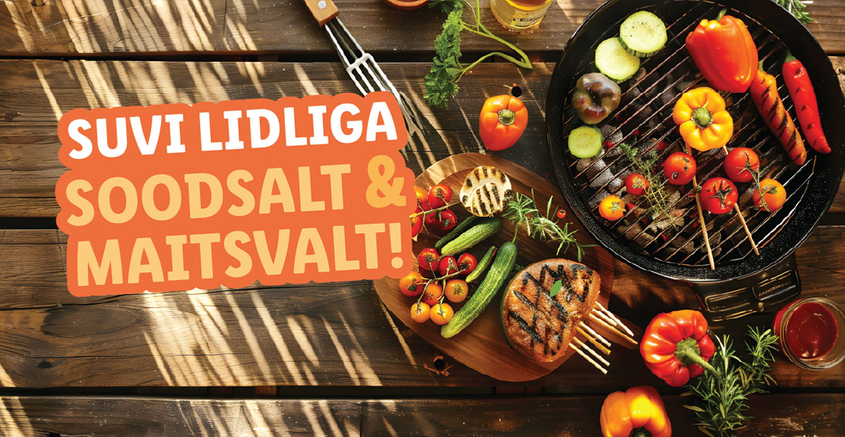 Grillitud köögiviljad, liha ja vardadel toit suvisel õhkkonnas.