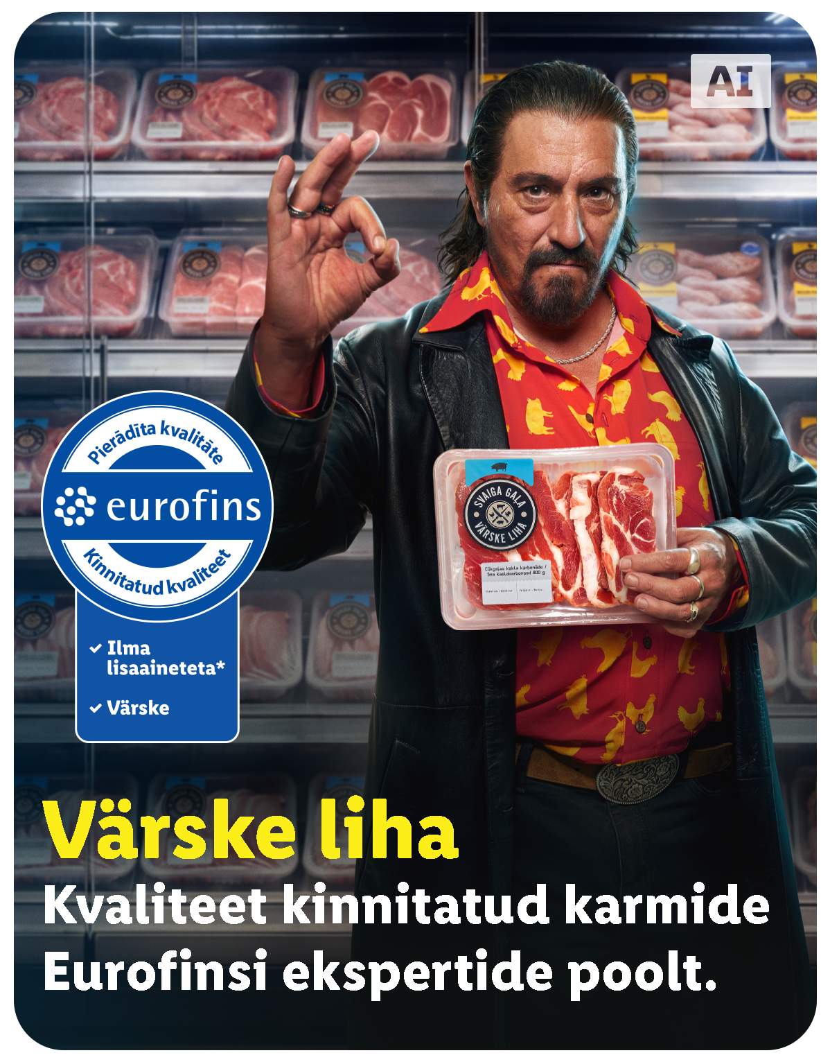 Mees hoiab käes pakendatud värsket liha, taustal on lihaletid.