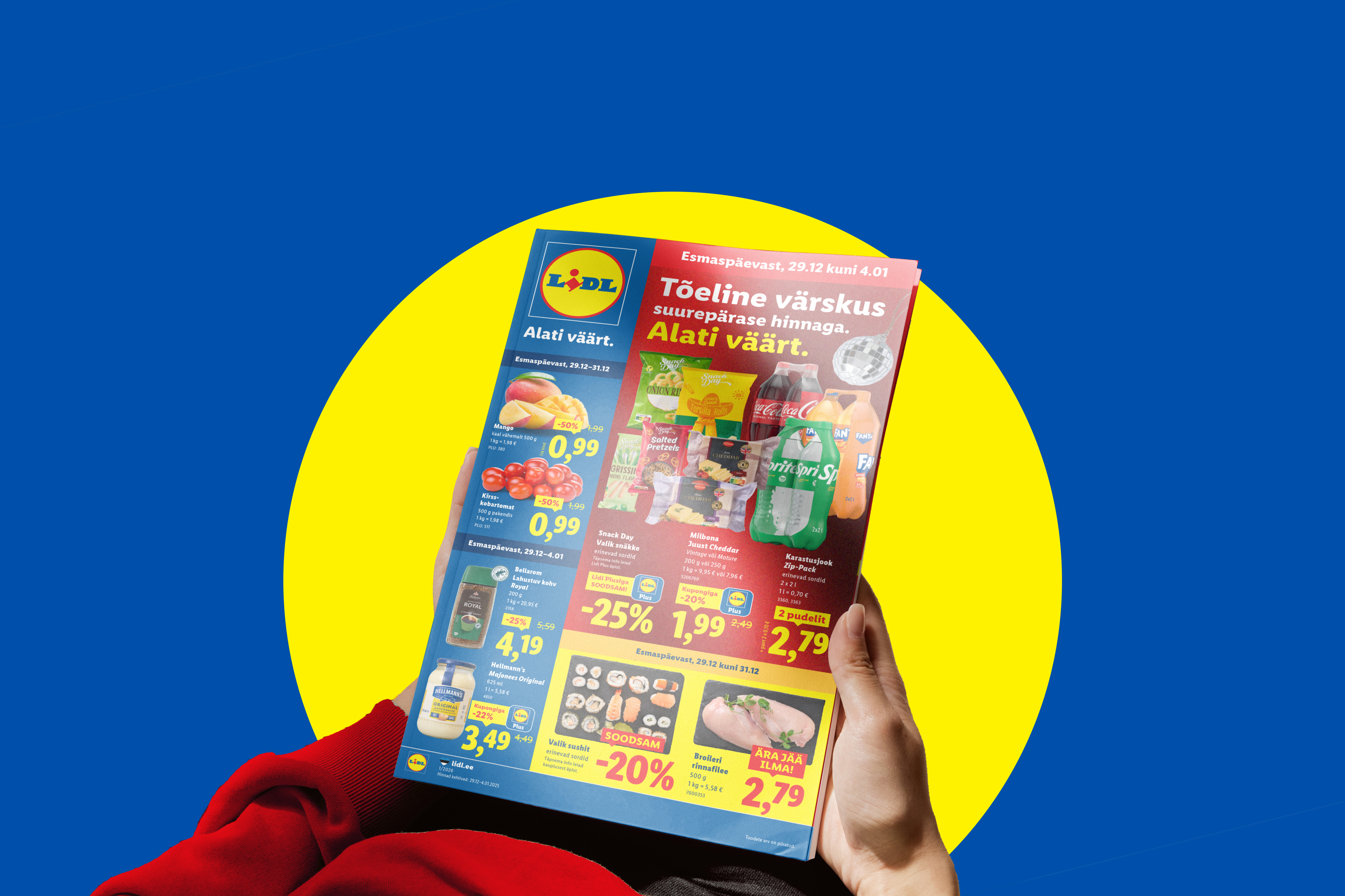 Руки держат рекламный буклет Lidl с предложениями на продукты, включая манго, томаты, кофе, майонез, снеки, сыр, напитки, суши и куриное филе.