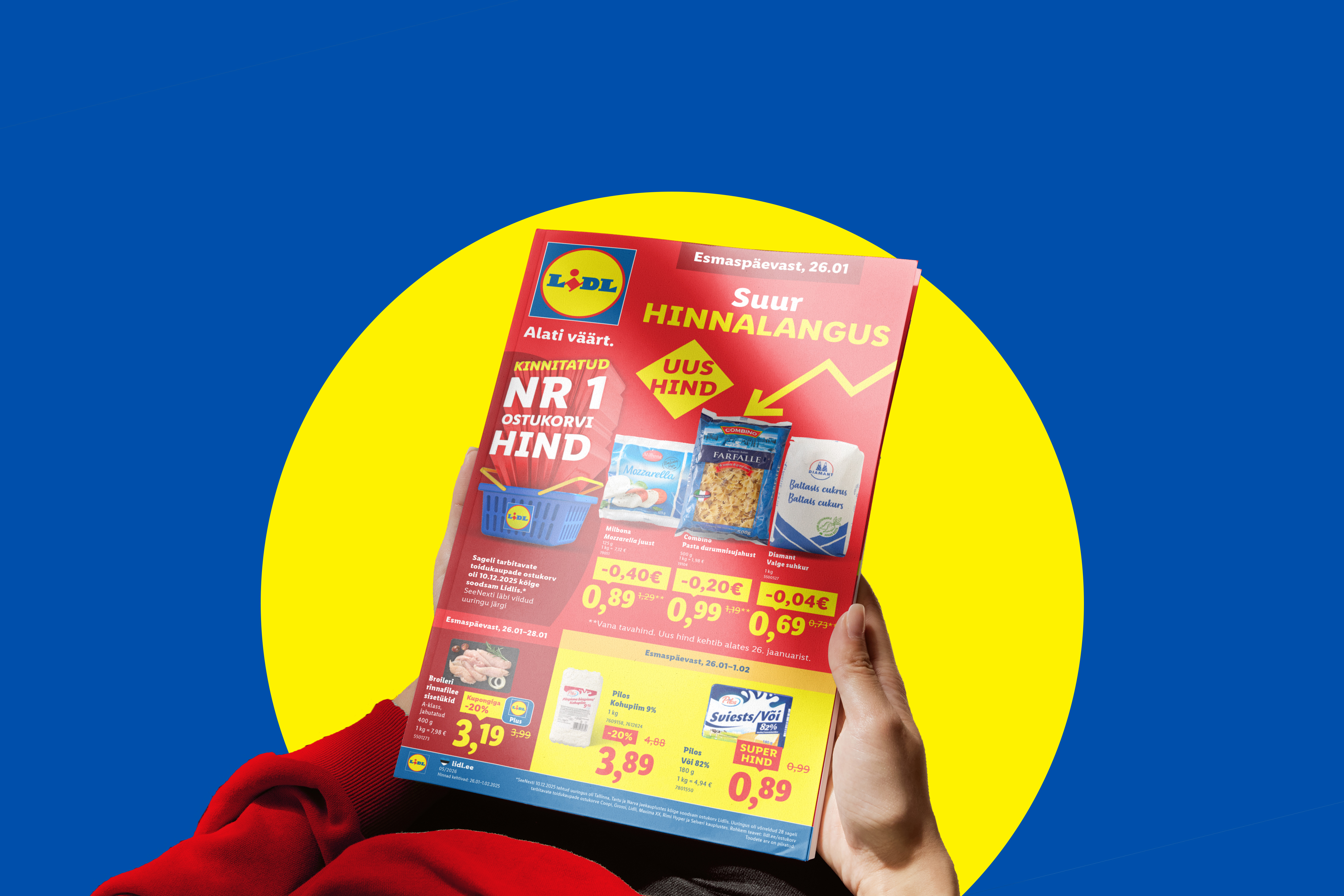 Käes hoitav Lidli reklaamleht, mis kuulutab välja suuri hinnasoodustusi piimatoodetele, pastale ja suhkrule.