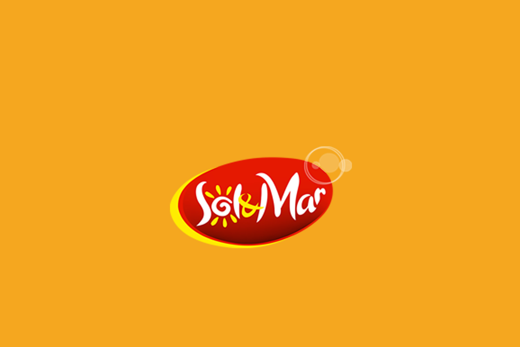 Красный овальный логотип на желтом фоне со стилизованным солнцем и надписью.