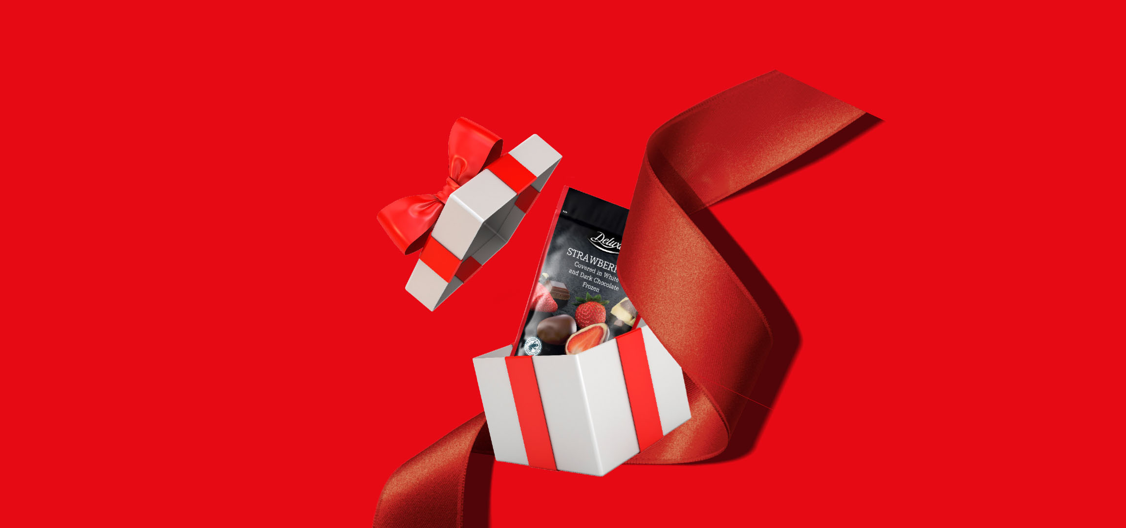 Avatud kinkekarp Delux Strawberry šokolaadiga punasel taustal