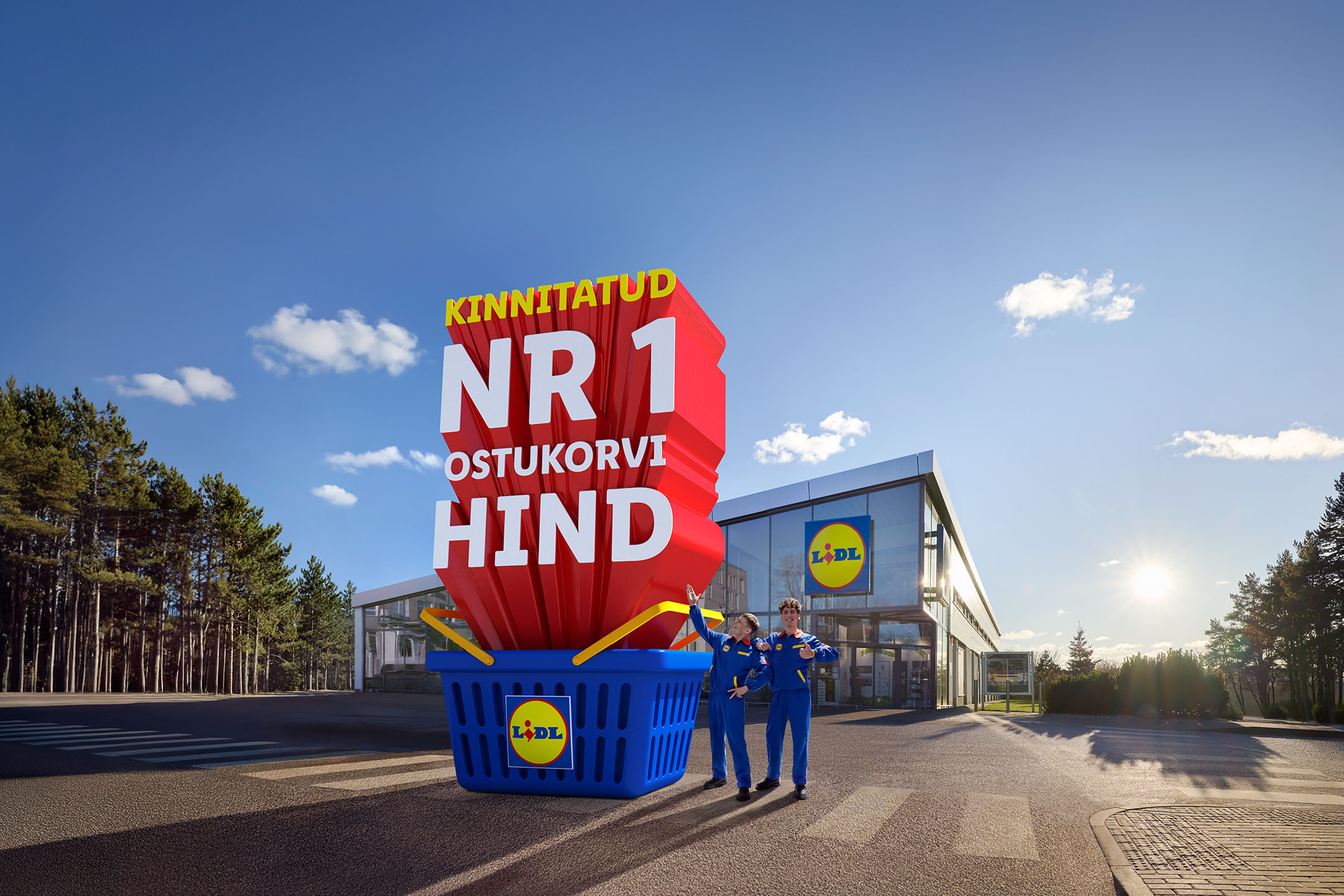 Lidl töötajad hiiglasliku ostukorvi ja sildiga 'Kinnitatud nr 1 ostukorvi hind' ees.