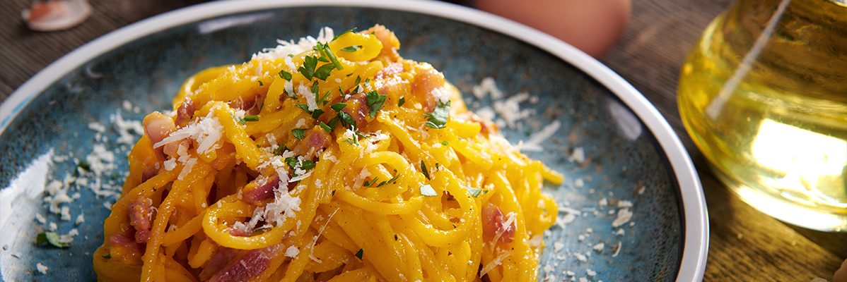 Pasta Carbonara parmesani ja peterselliga.