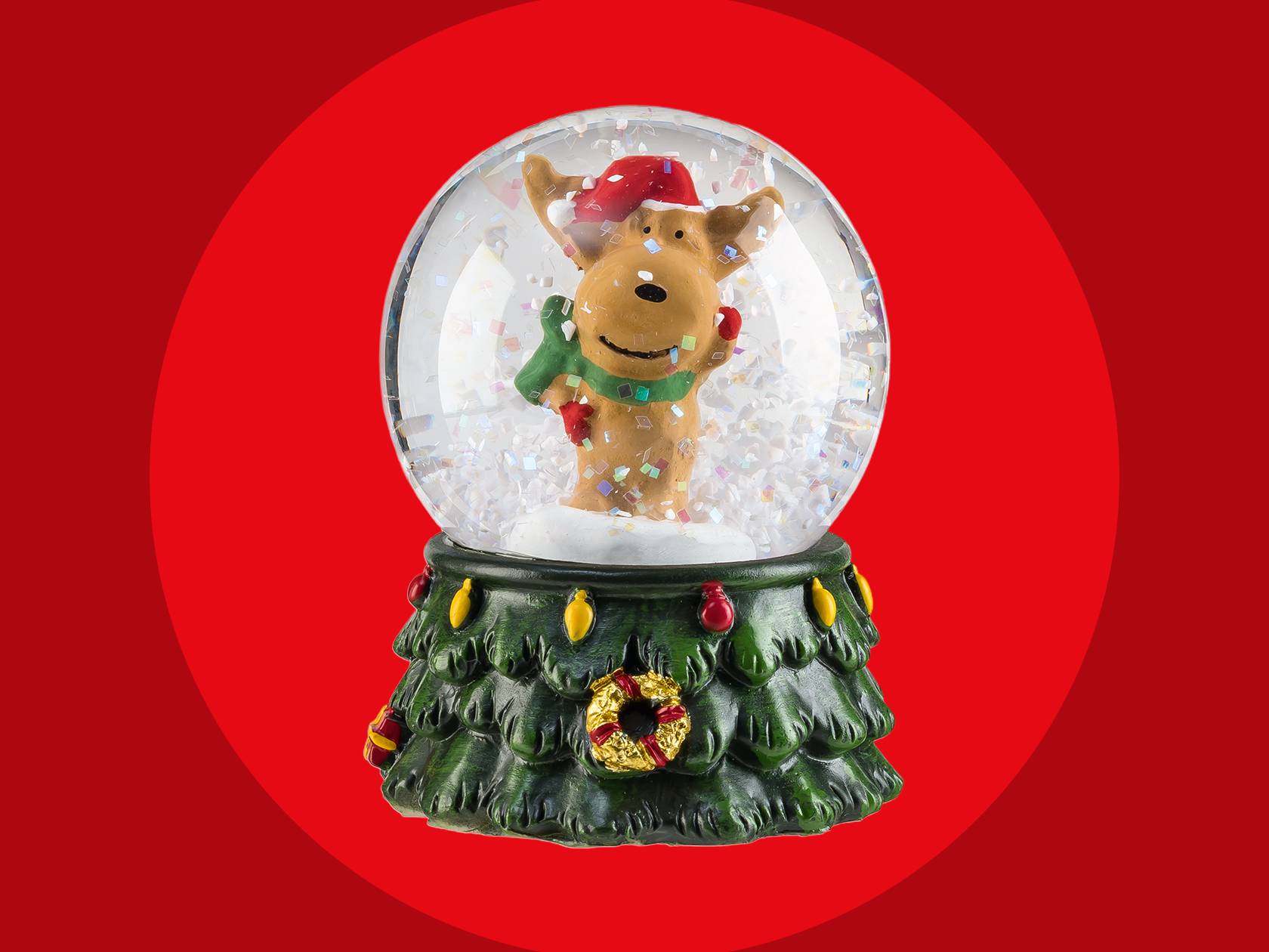 Снежный шар с оленем в красной шапке и зеленым шарфом на подставке в виде елки