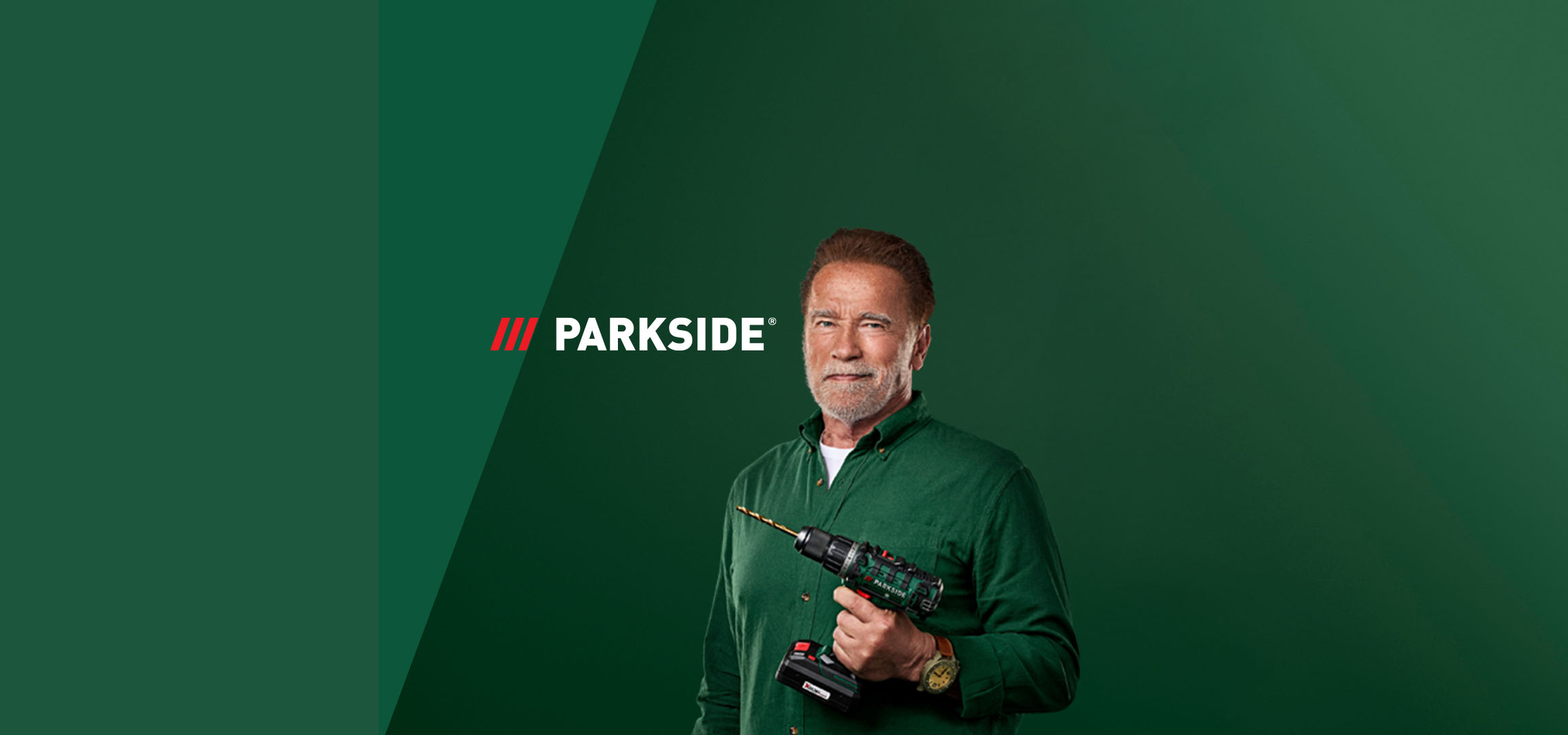 Арнольд Шварценеггер держит дрель-шуруповерт Parkside на зеленом фоне.