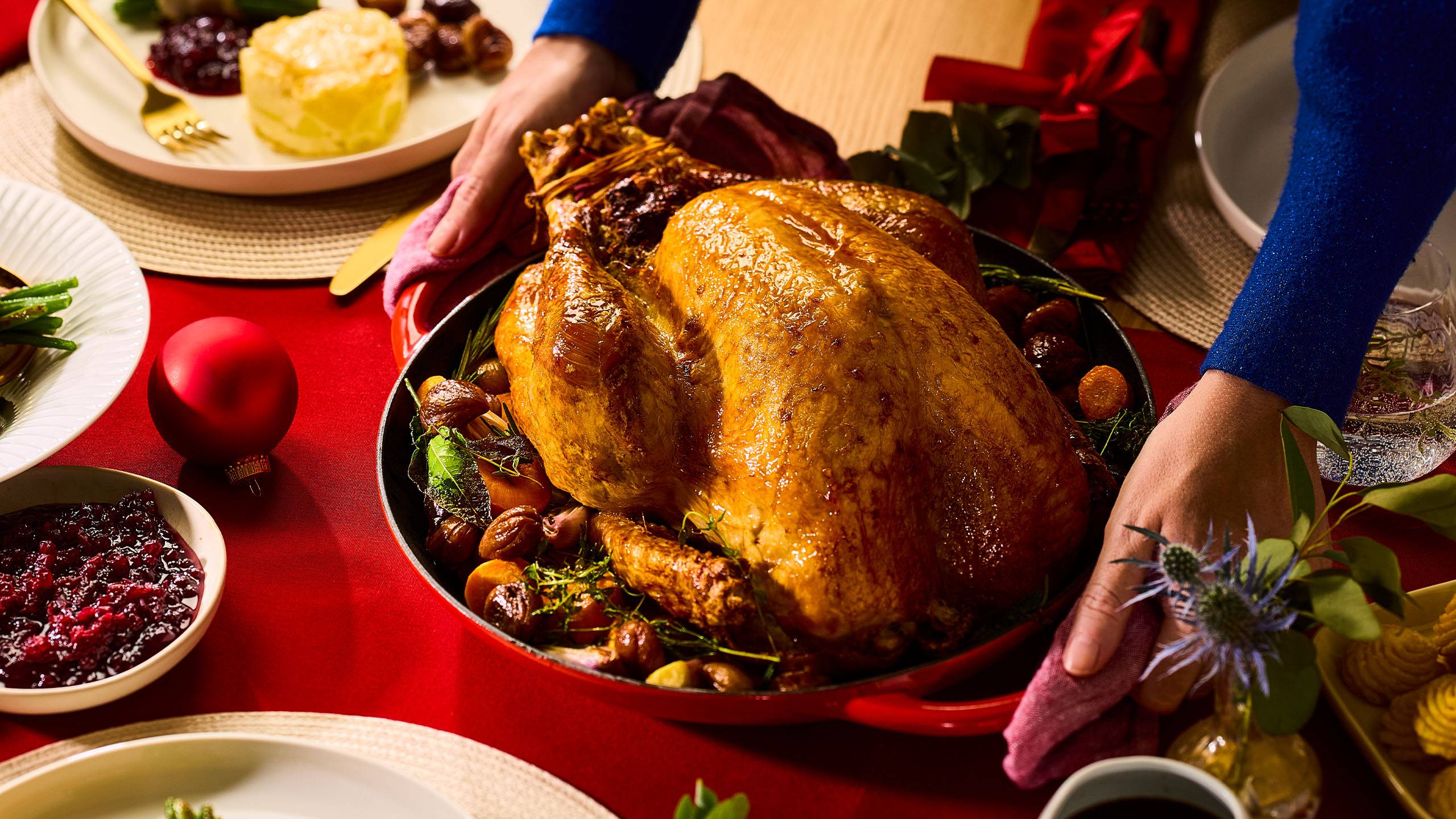 Küpsetatud kalkun punases ahjuvormis, serveeritud pidulikul laual.