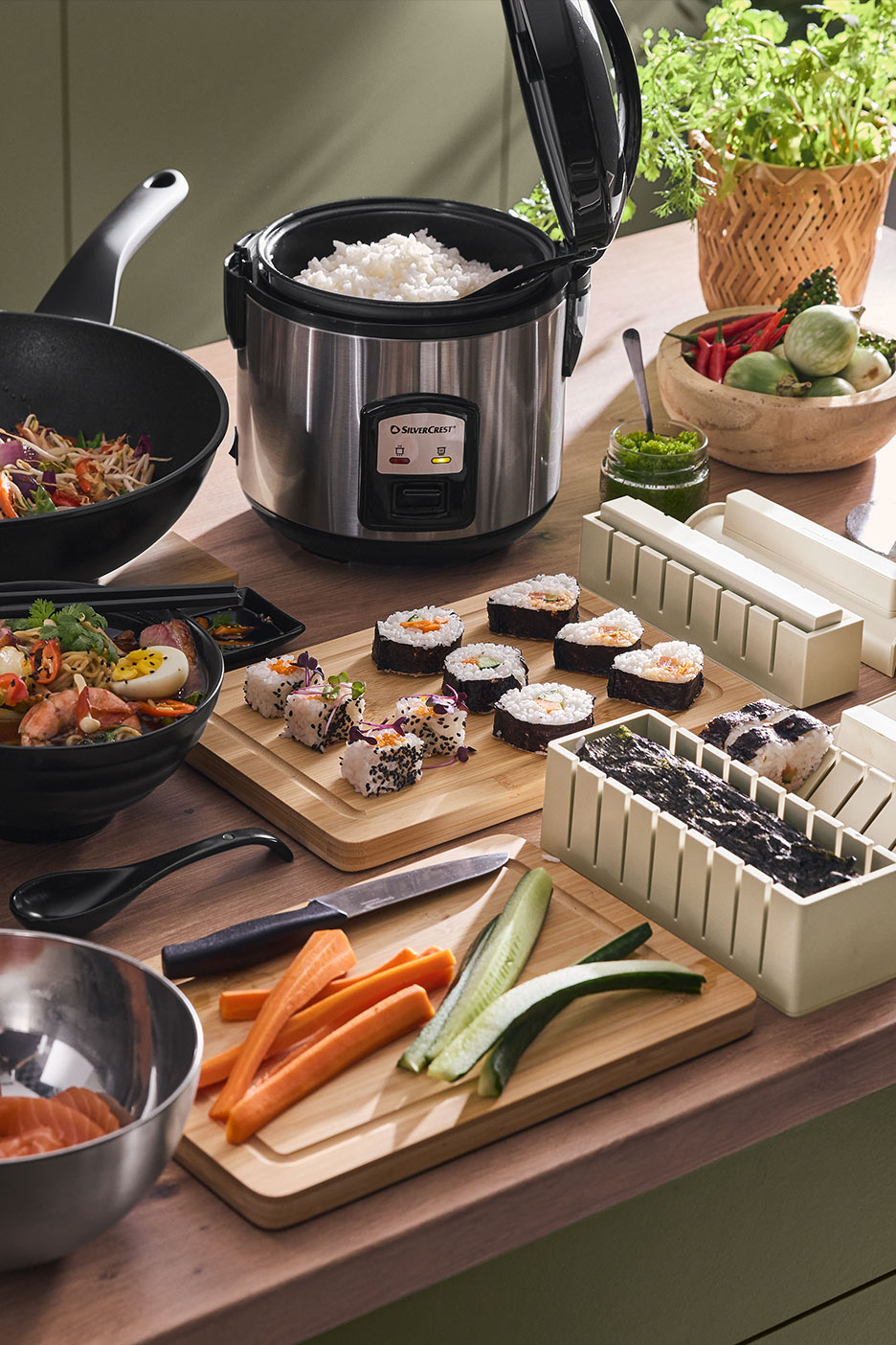 Laual on riisikeetja, sushi, nuudlisupp ja wokiroog, mis on valmis Aasia toidu valmistamiseks.