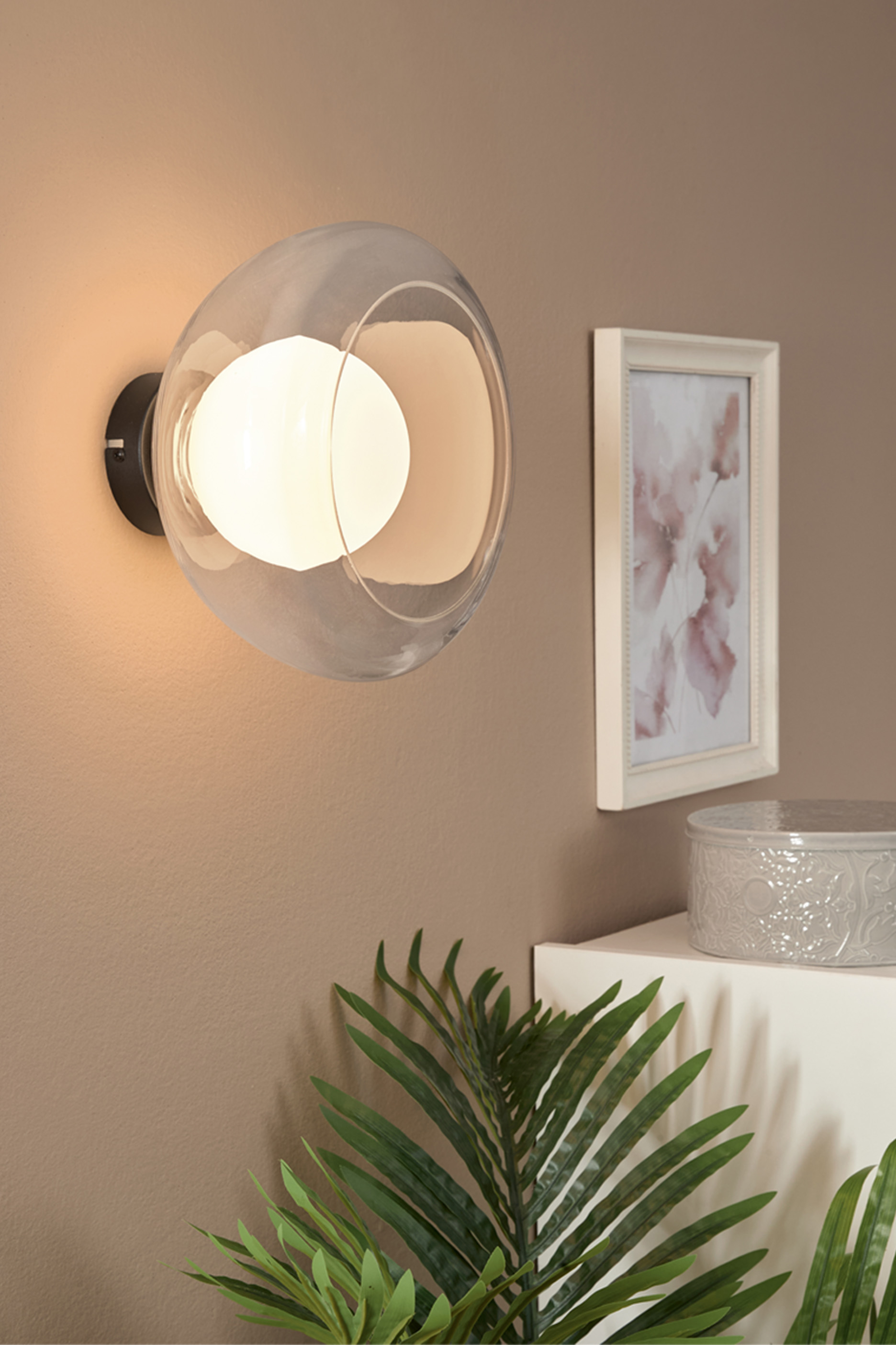 Seinavalgusti läbipaistva kupliga, lillemaal ja dekoratiivne karp.