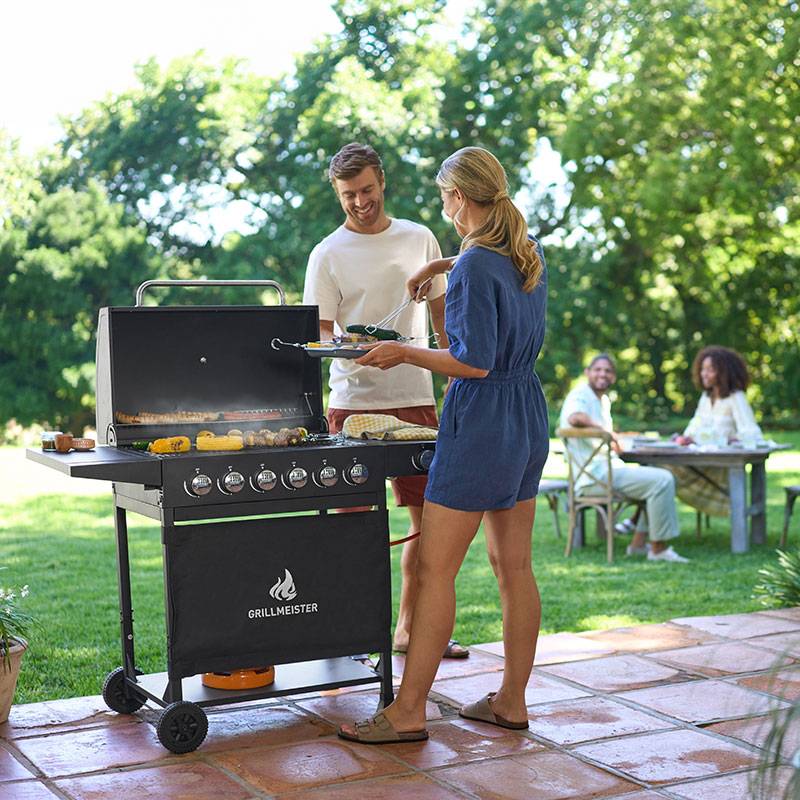 GrillMeister gaasigrill, 6 põletit, õues.
