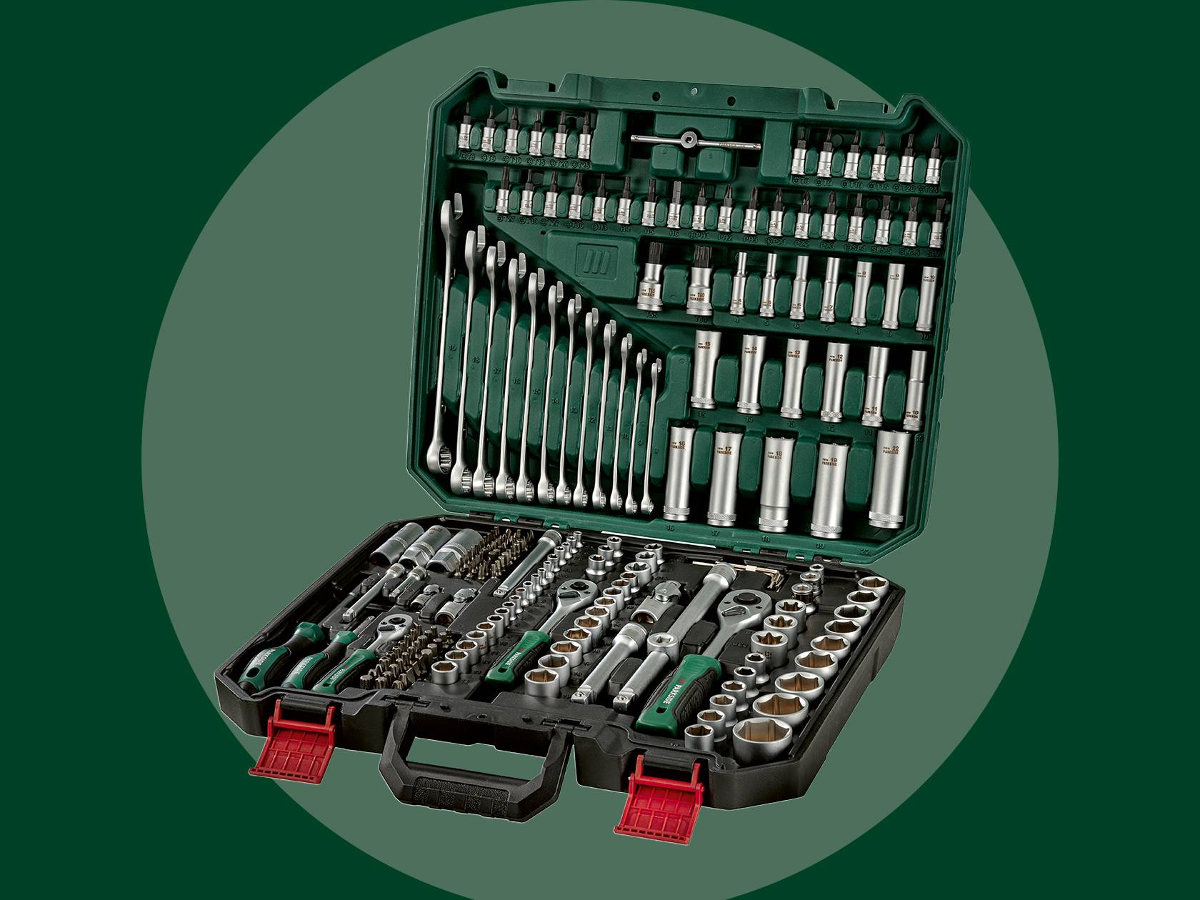 Набор инструментов PARKSIDE в зеленом кейсе, включающий гаечные ключи, трещотки и торцевые головки.