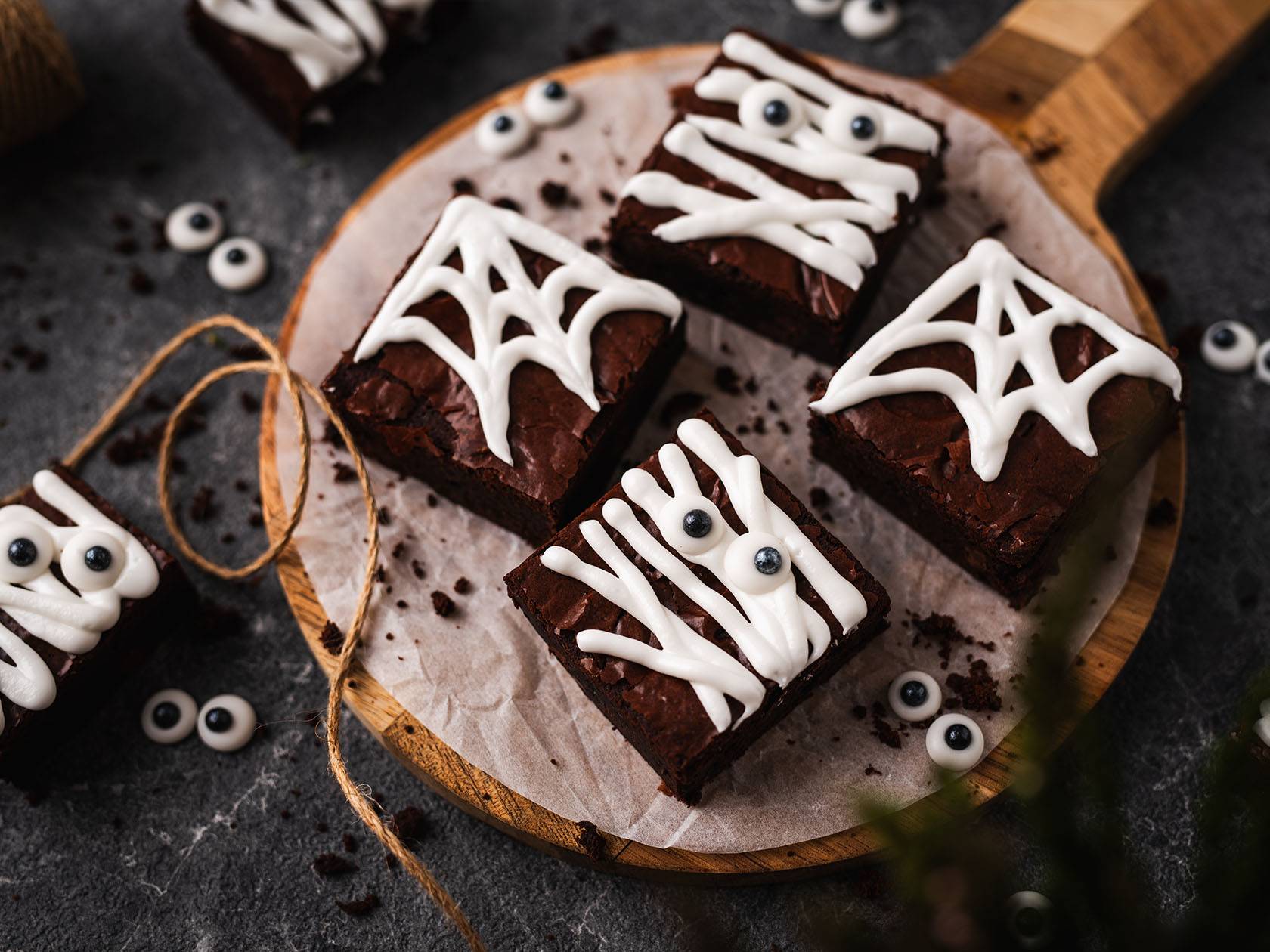 Halloweeni teemalised šokolaadikoogid ämblikuvõrgu ja muumia kaunistustega
