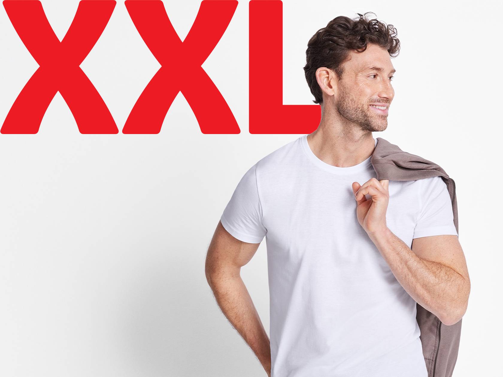 XXL suuruses valge T-särk mehele.