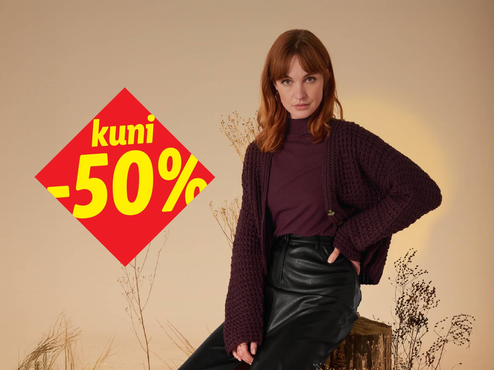 Naine bordo kardiganis ja mustades pükstes, Kuni -50% soodustus.