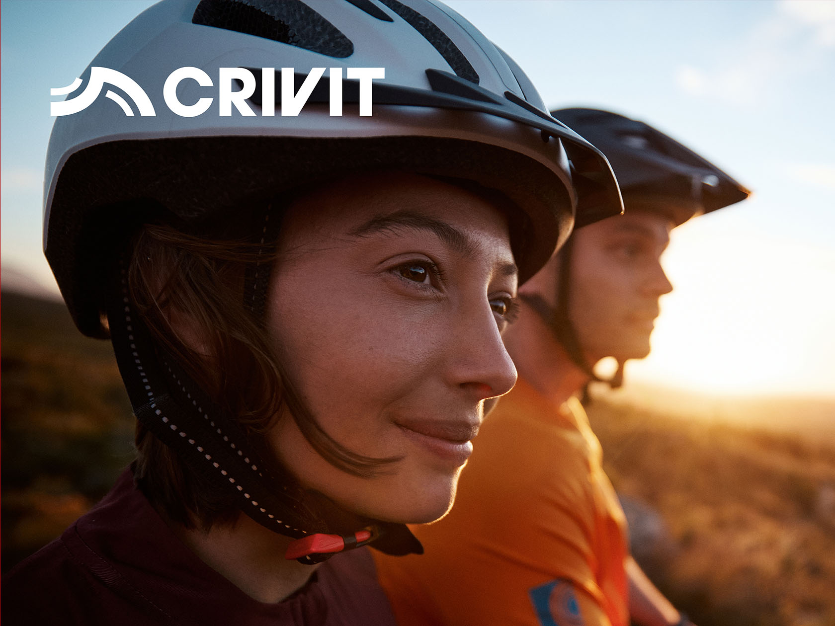 Велосипедные шлемы Crivit на фоне заката.