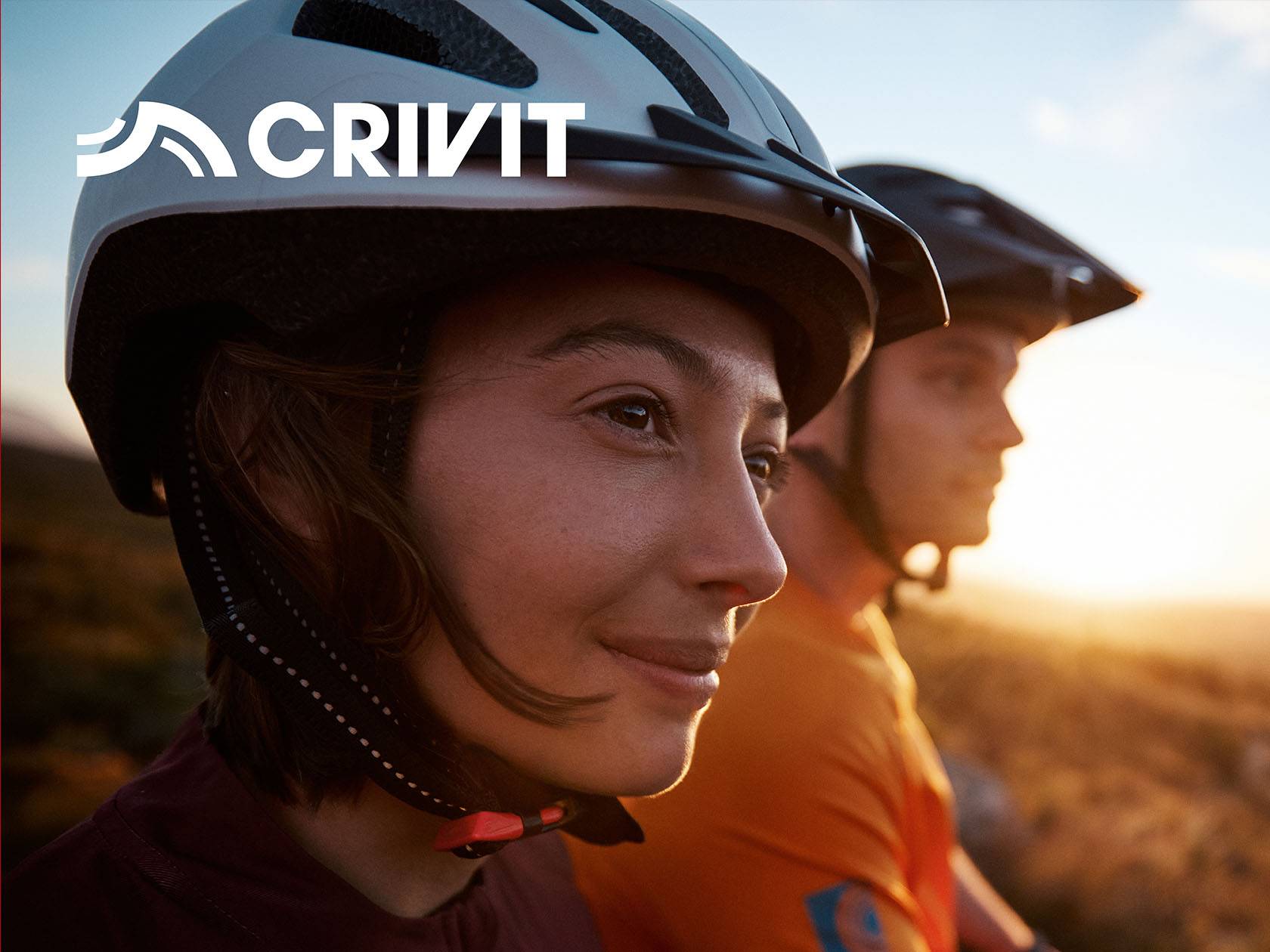 Велосипедные шлемы Crivit на фоне заката.