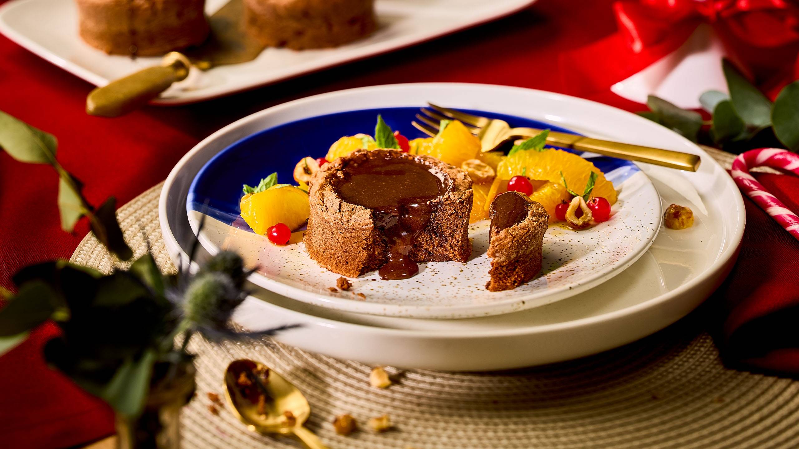 Шоколадные кексы с апельсинами, клюквой и орехами на праздничном столе.