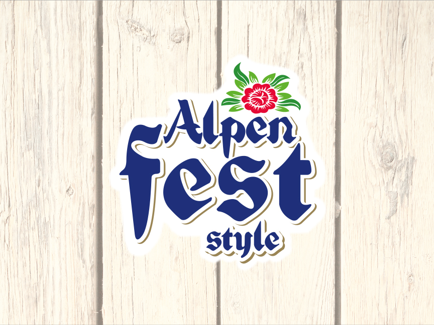 Logo „Alpen Fest Style“ punase lillega puitlaudade taustal.