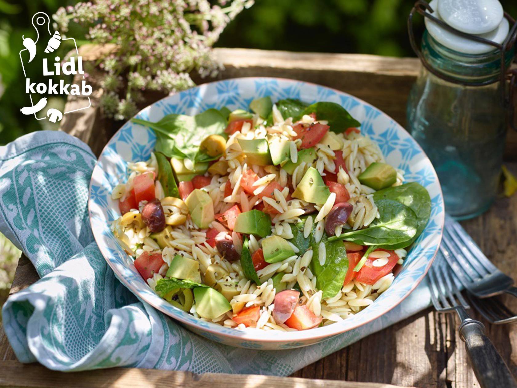 Värviline salat Kreeka nuudlitega