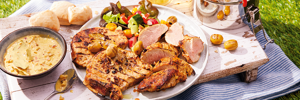 Grillitud sealiha, kaste ja salat piknikul.